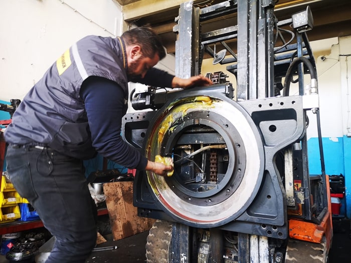 İzmir, Aydın, Manisa, LPG'li forklift, akülü forklift, dizel forklift, elektrikli forkliftler, gazlı forkliftler, Debriyajlı forkliftler, Tork konverterli forkliftler, Hidrostatik forkliftler, Elektrik motorlu forkliftler,  3 tekerlekli forkliftler ve 4 tekerlikli forkliftler, bu forkliftlere ait yedek parça temini, 7/24 acil servis hizmetleri, periyodik bakım, planlı bakım hizmetleri, servis, bakım, onarım, tamir, arıza tesbit ve arızanın giderilmesi, forklift  kiralama hizmetleri